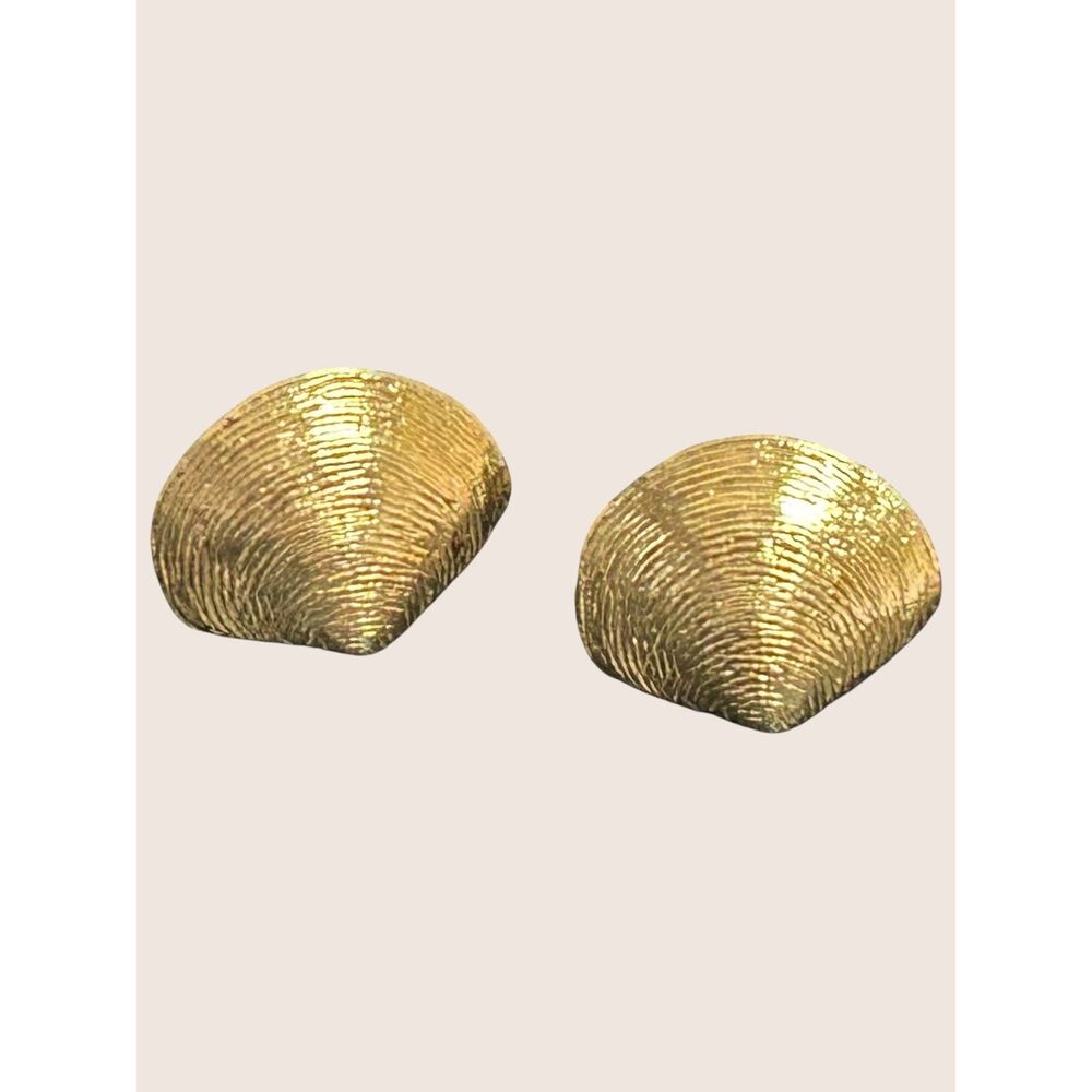 ✨ VTG MONET CLAM SHELL GOLD TONE STUD EARRINGS 15 x 10 MILLIMETERS - Picture 2 of 8